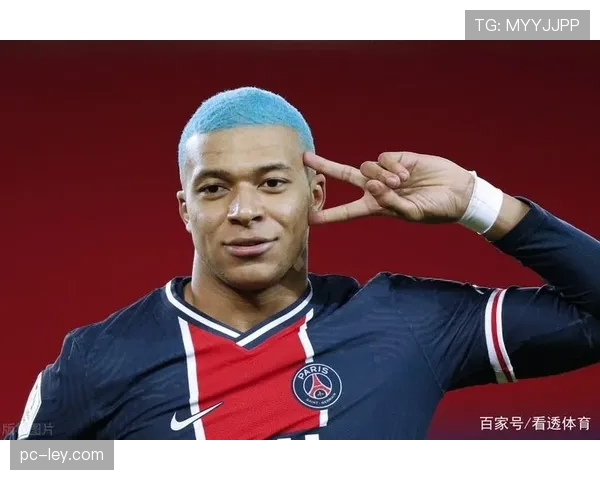 最后一舞？赛后独自谢场的梅西，眼神望向巴黎的欧冠奖杯陈列柜